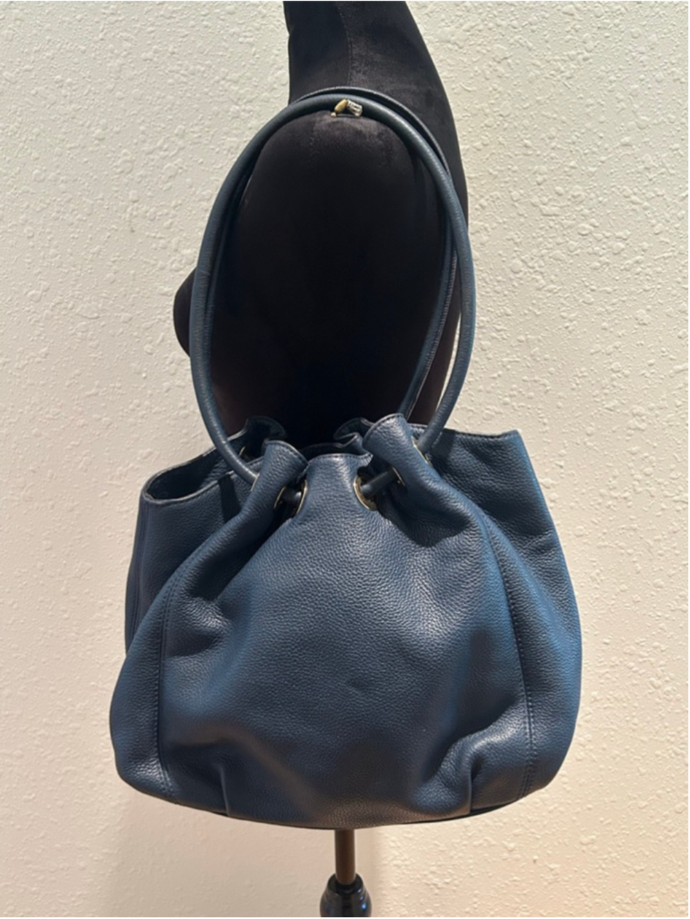 Women's Michael Kors Navy Leather Drawstring Shoulder Bag 
15 x 11 x 4 - Picture 3 of 5